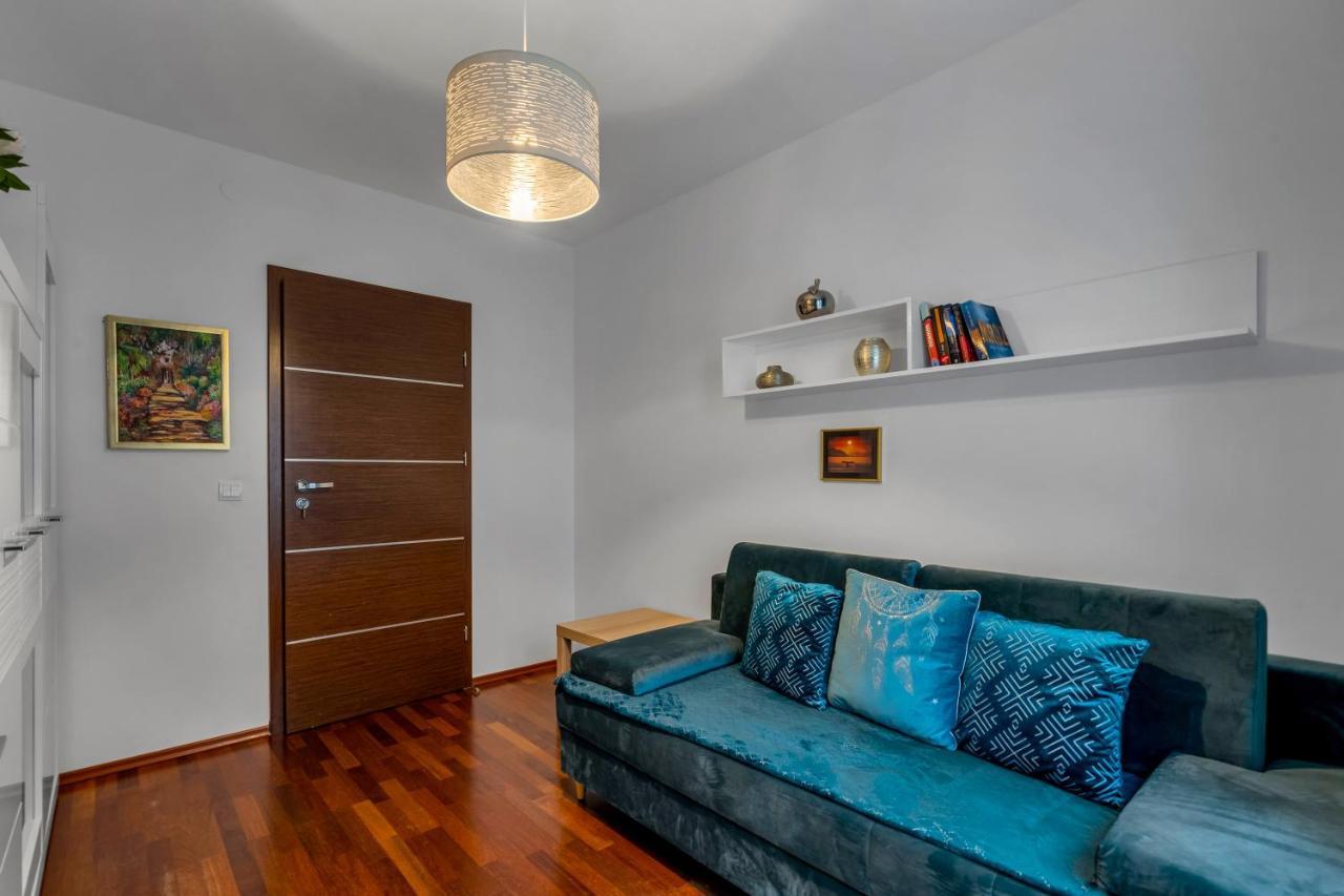 Bemowo Business - 62m2, Parking, Metro & Park Nearby - By Rentujemy Leilighet *